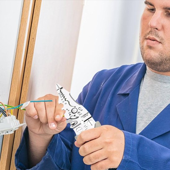 utilise sa pince à denuder