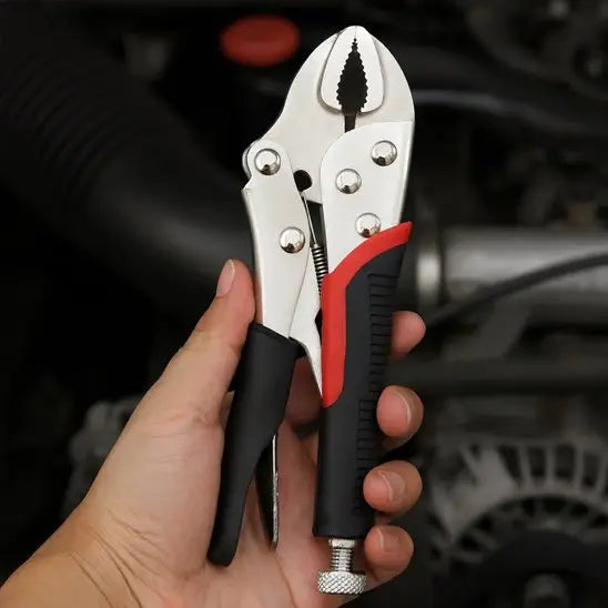 visuel taille pince etau dans une main